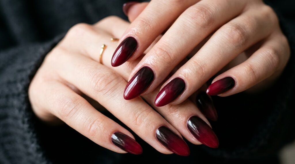 Uñas con degradado ombré en tonos negro y burdeos intenso