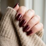 uñas color burdeos