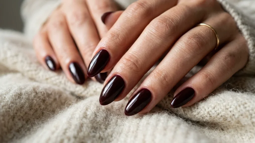 Uñas almendradas elegantes en color vino tinto oscuro y profundo